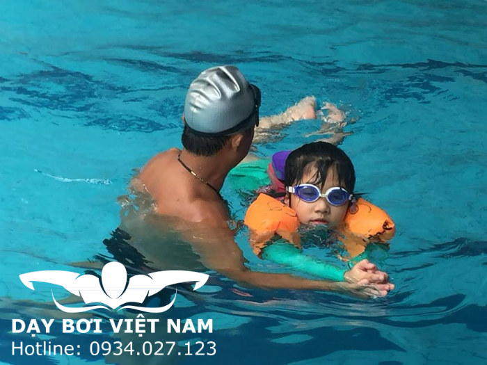 Học bơi ở nhà Thiếu nhi Thủ Đức TPHCM